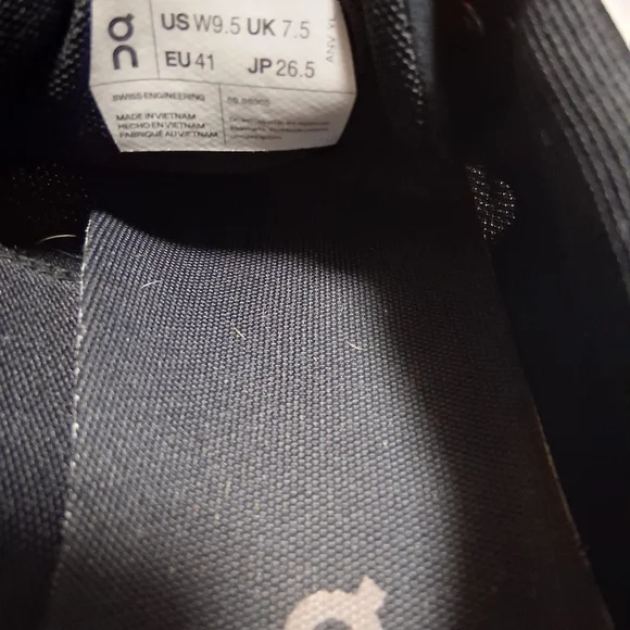 On Cloud 5 All Black Women's Waterproof Running Shoe * Size 9.5 - Picture 8 of 8